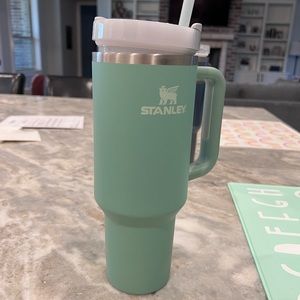 Stanley 2.0 40oz quencher - color Eucalyptus